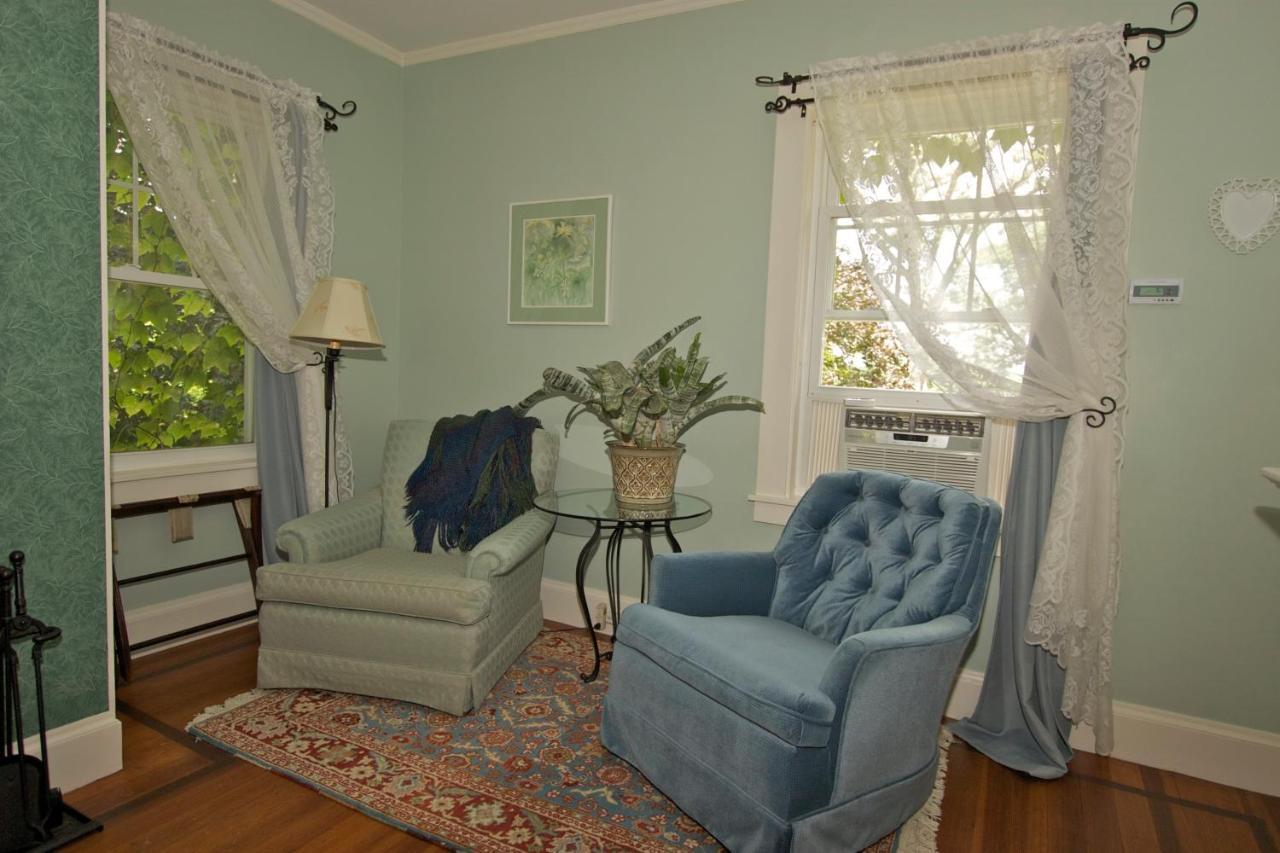 Howarth House Bed And Breakfast ฟิทช์เบิร์ก ภายนอก รูปภาพ